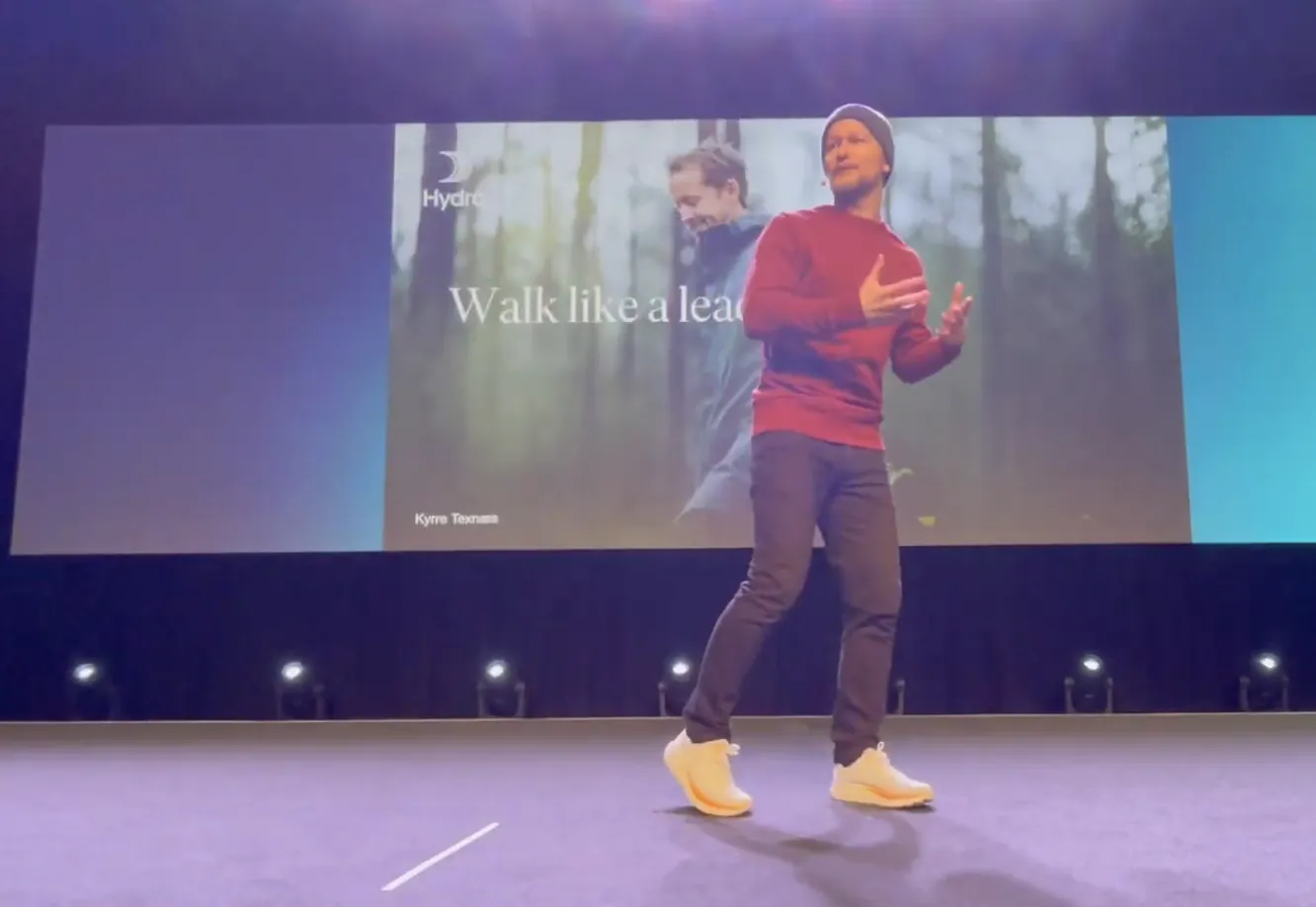 Kyrre Texnæs on stage at Hydro, with Walk like a leader on the large screen