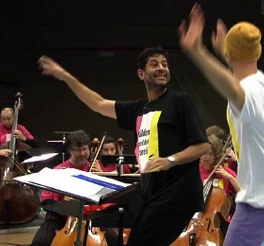 Kyrre Texnæs conducting alongside the orchestra leader in front of the Kristiansand Symphony Orchestra