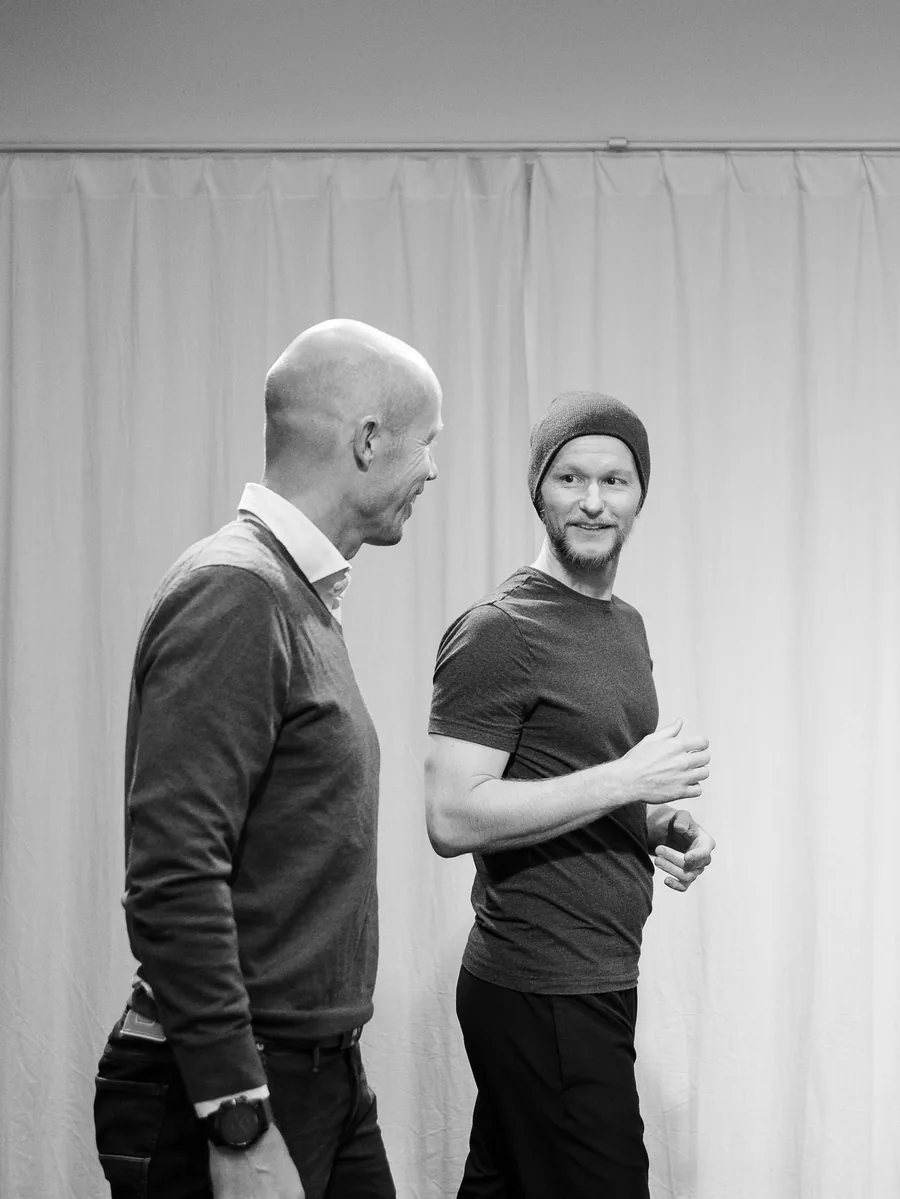 Two people close together in a coaching session, black and white