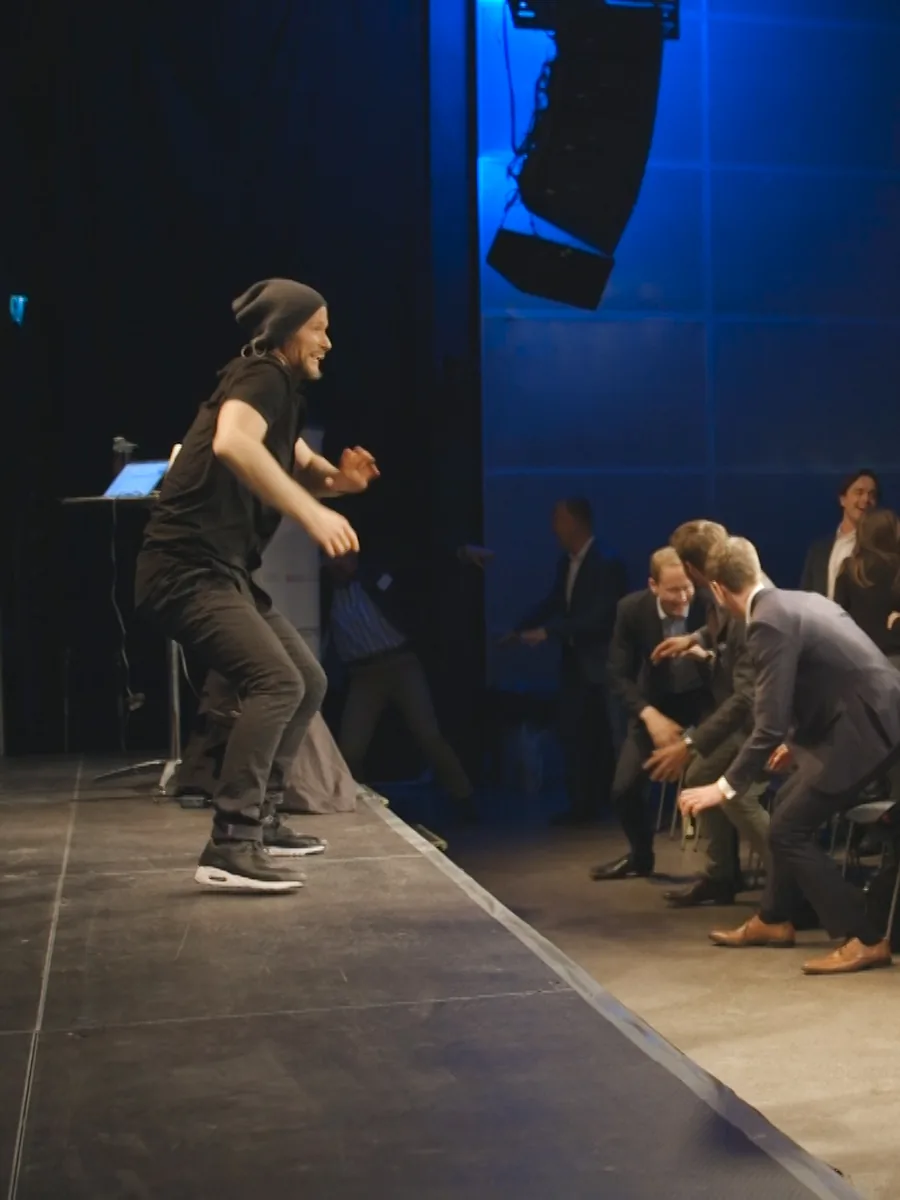 Kyrre Texnæs moving on stage as the audience mirrors him