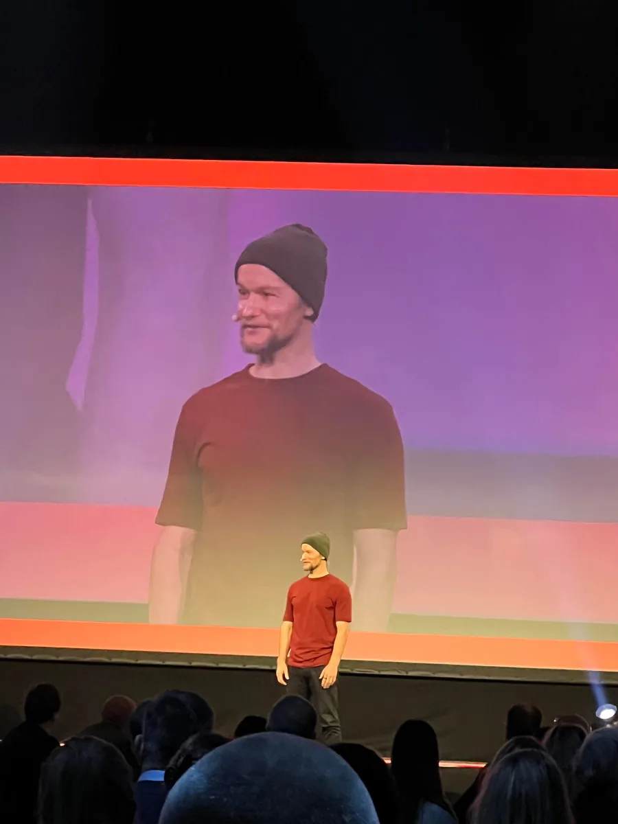 Kyrre Texnæs on stage, mirrored on the large screen behind