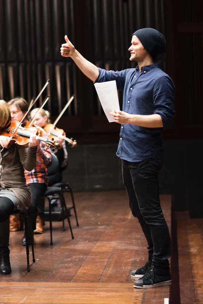 Kyrre Texnæs giving a thumbs up to the musicians during a rehearsal