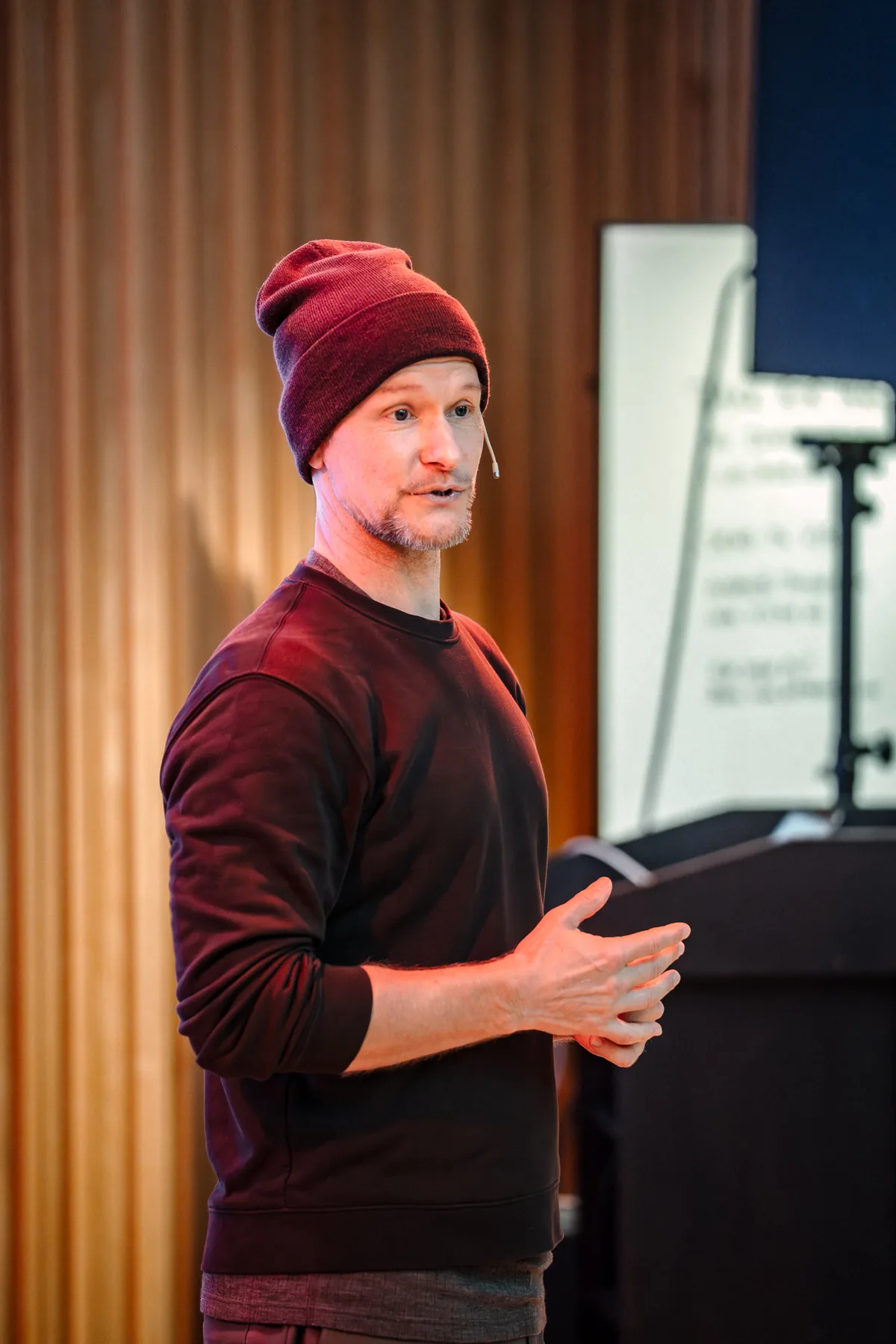Kyrre Texnæs midt i en forklaring